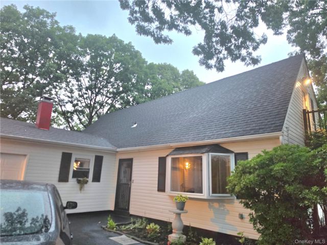  5 BR,  2.00 BTH &nbsp;Exp ranch style home in Central Islip