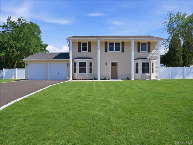  4 BR,  3.00 BTH &nbsp;Colonial style home in Coram