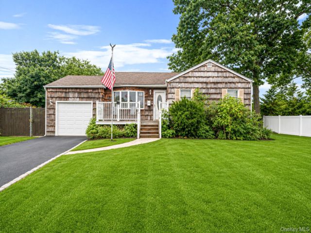  3 BR,  1.00 BTH &nbsp;Raised ranch style home in West Babylon