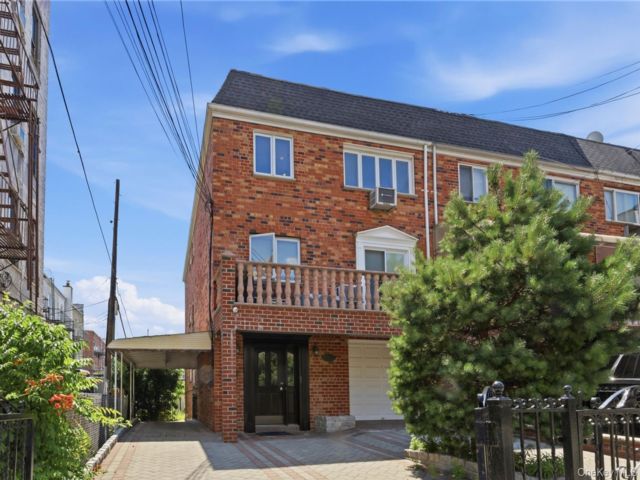  6 BR,  4.00 BTH &nbsp;House style home in Astoria