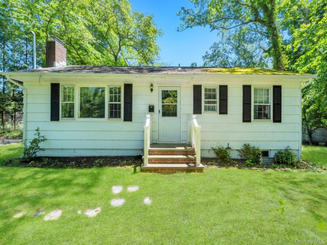  2 BR,  1.00 BTH &nbsp;Ranch style home in East Hampton