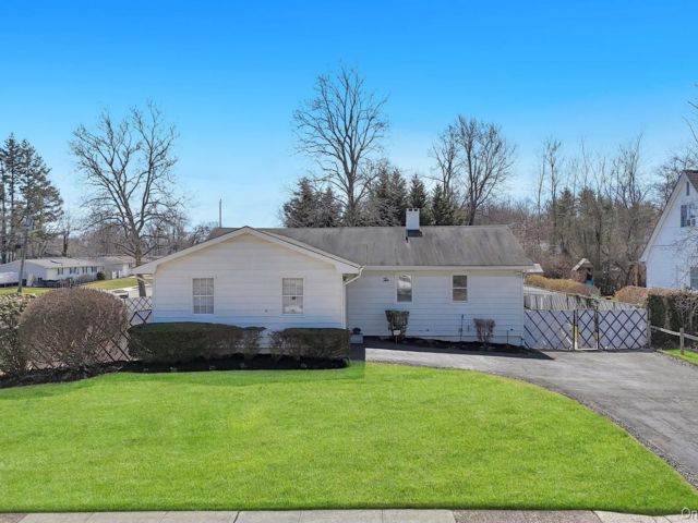  4 BR,  2.00 BTH &nbsp;Ranch style home in Ronkonkoma