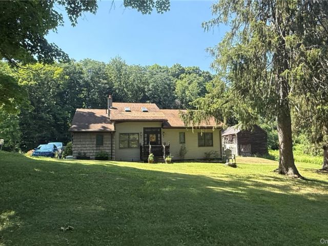  9 BR,  5.00 BTH &nbsp;Farmhouse style home in Highland