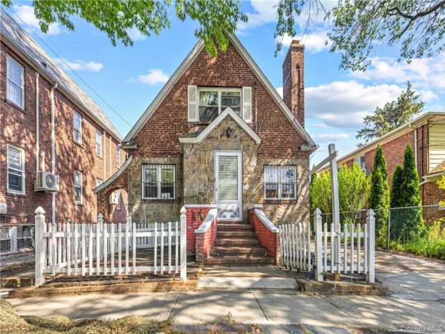  4 BR,  2.00 BTH &nbsp;House style home in Flushing