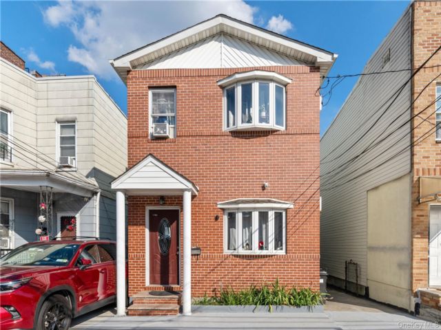  7 BR,  3.00 BTH &nbsp;Colonial style home in Elmhurst