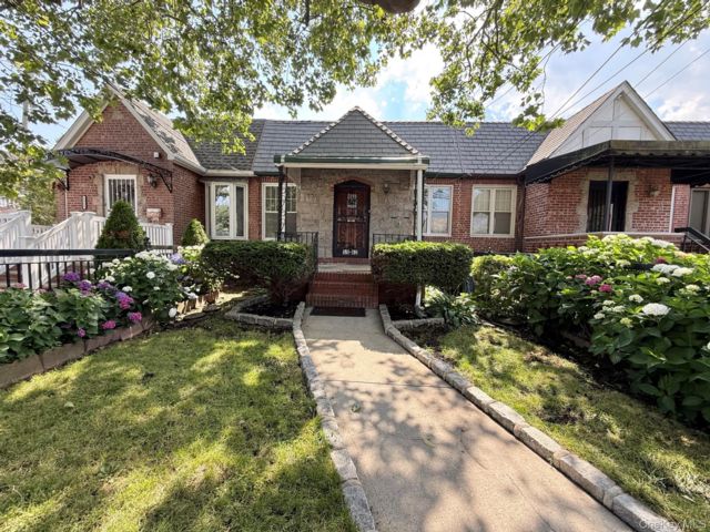  2 BR,  2.00 BTH &nbsp;Colonial style home in Maspeth