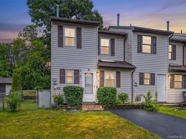 3 BR,  2.00 BTH &nbsp;House style home in Maybrook