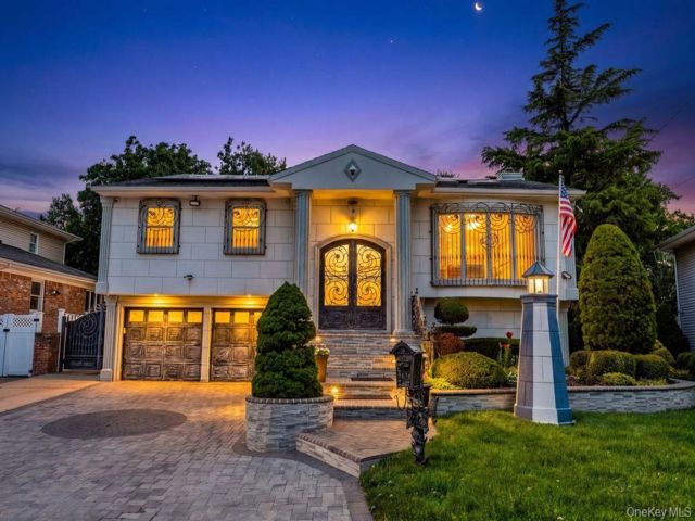  4 BR,  3.00 BTH &nbsp;Hi ranch style home in Merrick