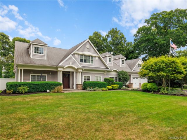  4 BR,  4.00 BTH &nbsp;Exp ranch style home in East Islip
