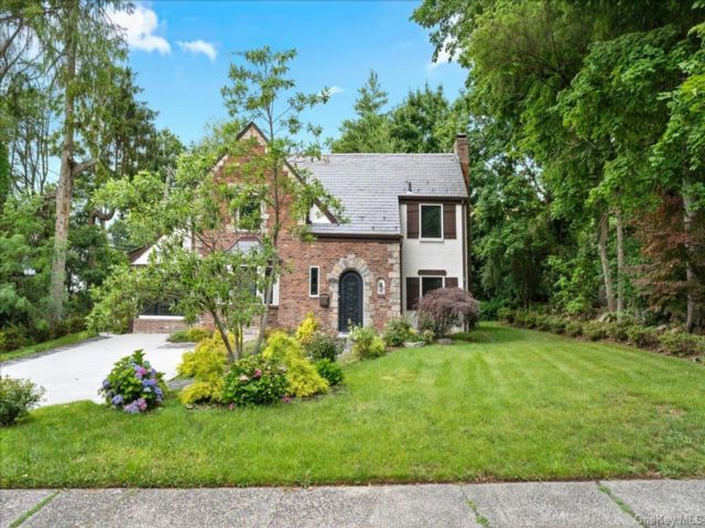  3 BR,  2.00 BTH &nbsp;Tudor style home in Great Neck