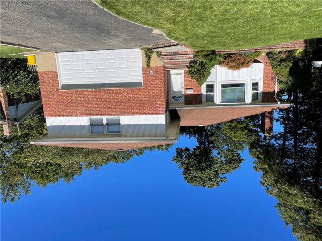  3 BR,  3.00 BTH &nbsp;Split level style home in Syosset