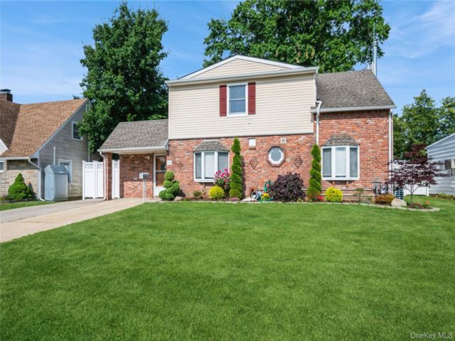  4 BR,  2.00 BTH &nbsp;Ranch style home in Levittown