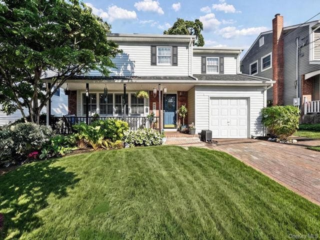  4 BR,  3.00 BTH &nbsp;Colonial style home in Huntington
