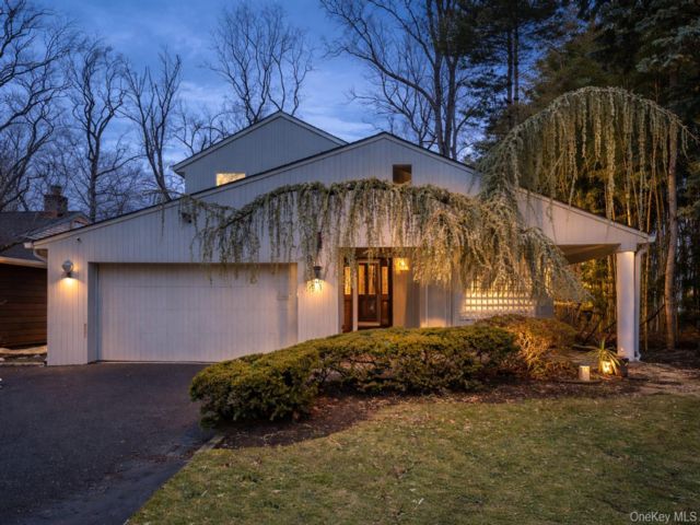  4 BR,  5.00 BTH &nbsp;Contemporary style home in Great Neck