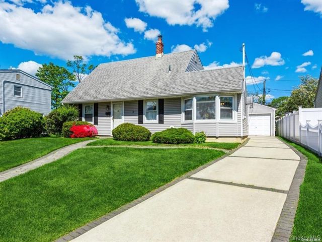  4 BR,  2.00 BTH &nbsp;Exp cape style home in Levittown