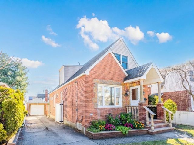  4 BR,  3.00 BTH &nbsp;Other style home in Fresh Meadows
