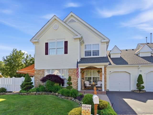  2 BR,  2.00 BTH &nbsp;Condo style home in Middle Island