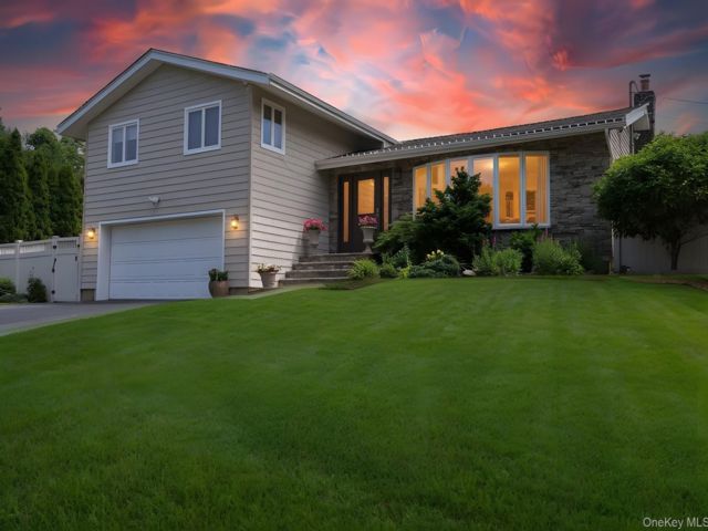  4 BR,  3.00 BTH &nbsp;Split ranch style home in Syosset