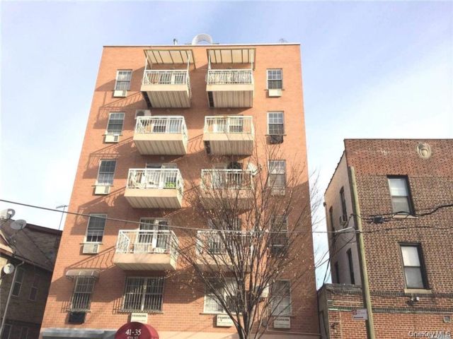  1 BR,  1.00 BTH &nbsp;High rise style home in Woodside