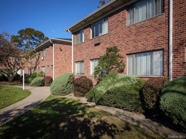  2 BR,  2.00 BTH &nbsp;Includes legal  style home in Bay Shore