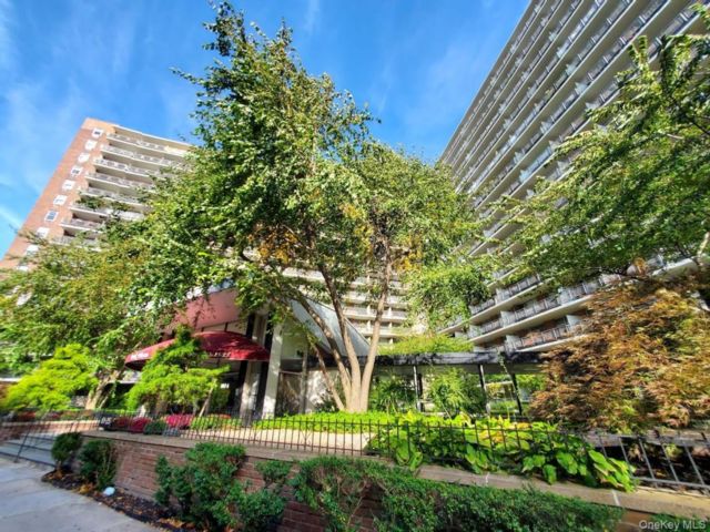  2 BR,  1.00 BTH &nbsp;High rise style home in Rego Park