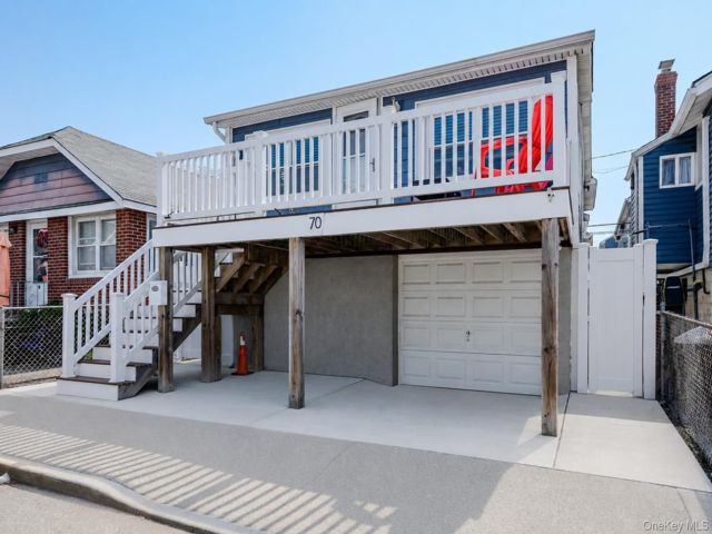  4 BR,  2.00 BTH &nbsp;Raised ranch style home in Long Beach