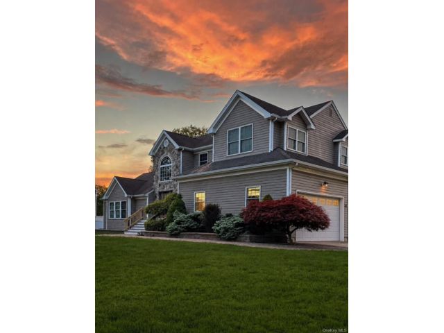  3 BR,  3.00 BTH &nbsp;Traditional style home in Yaphank