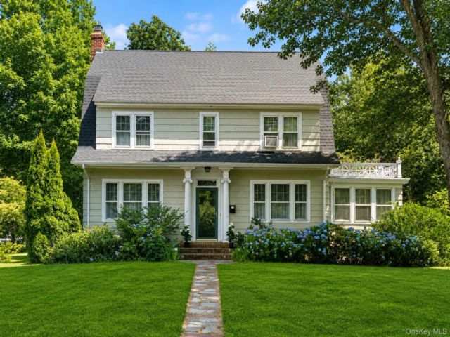  3 BR,  3.00 BTH &nbsp;Colonial style home in Brightwaters