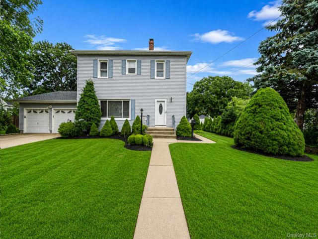  4 BR,  2.00 BTH &nbsp;Includes legal  style home in West Islip