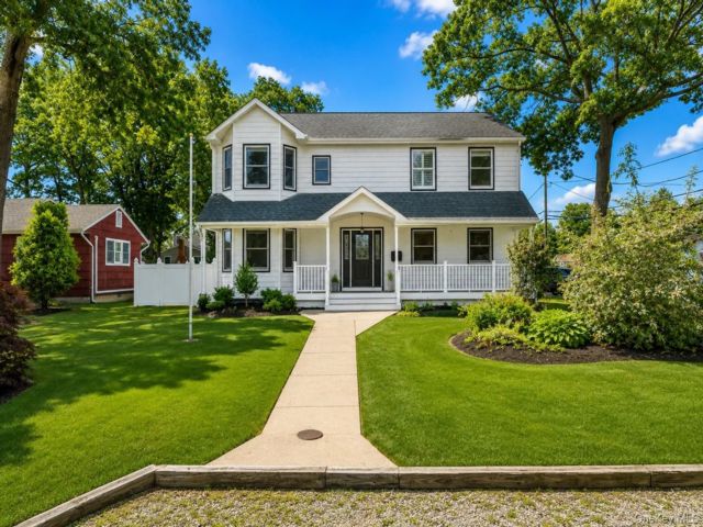  4 BR,  3.00 BTH &nbsp;Colonial style home in East Islip