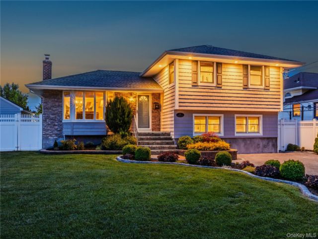  3 BR,  2.00 BTH &nbsp;Split level style home in Massapequa