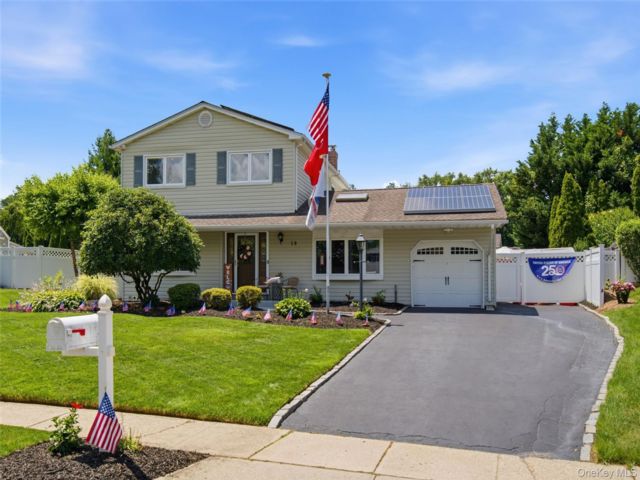  4 BR,  2.00 BTH &nbsp;Colonial style home in Hauppauge