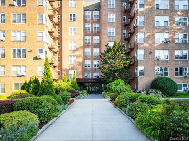  1 BR,  1.00 BTH &nbsp;Mid rise style home in Bayside