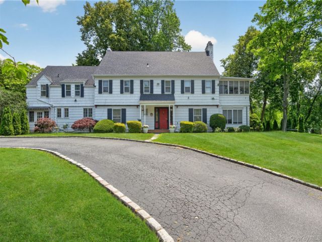  6 BR,  5.00 BTH &nbsp;Carriage house style home in Smithtown