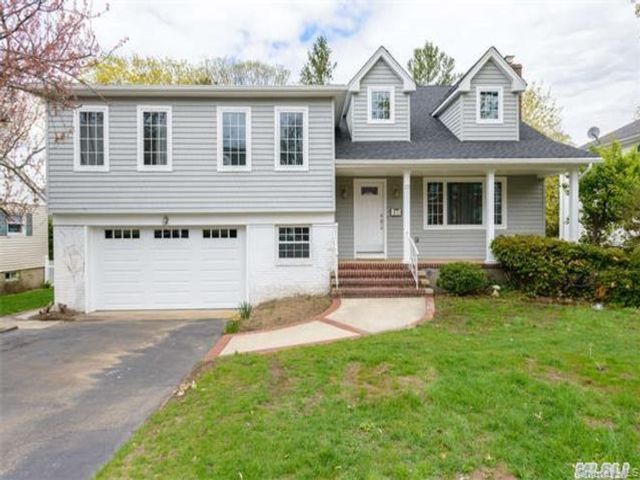  4 BR,  3.00 BTH &nbsp;Split level style home in Garden City