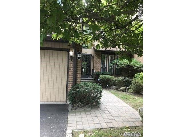  3 BR,  3.00 BTH &nbsp;Colonial style home in Roslyn