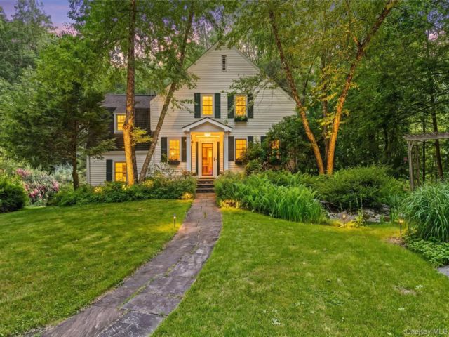  3 BR,  4.00 BTH &nbsp;Colonial style home in Montrose