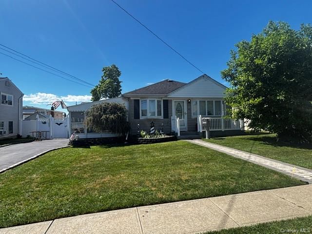 [Lindenhurst Real Estate, listing number 7309318]