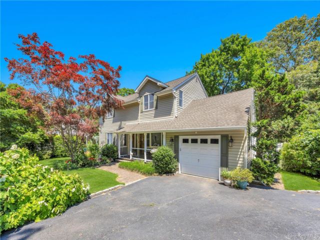 5 BR,  3.00 BTH &nbsp;Colonial style home in Centereach