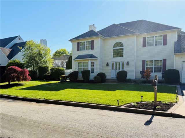  4 BR,  3.00 BTH &nbsp;Colonial style home in Selden
