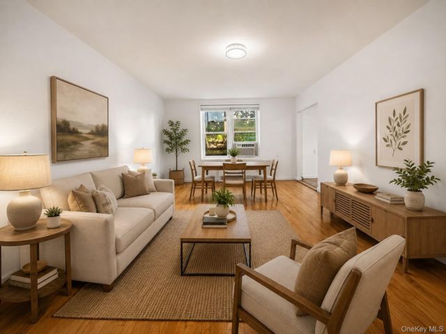  1 BR,  1.00 BTH &nbsp;Mid rise style home in Great Neck