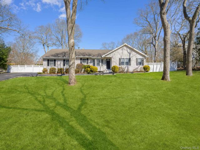  3 BR,  2.00 BTH &nbsp;Traditional style home in Hampton Bays