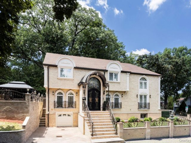  3 BR,  3.00 BTH &nbsp;Colonial style home in Briarwood