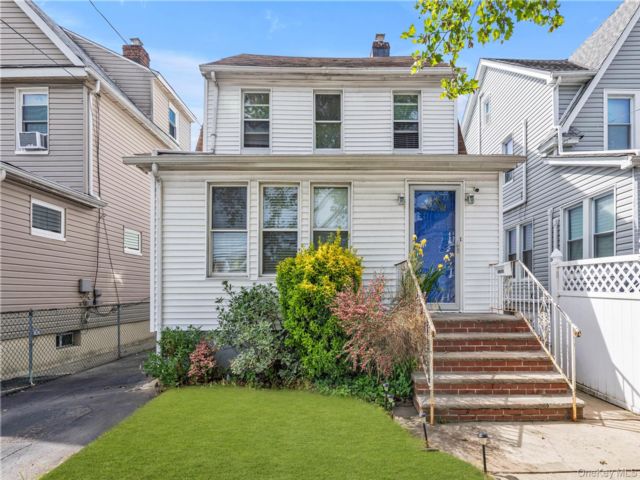  4 BR,  2.00 BTH &nbsp;Colonial style home in Queens Village
