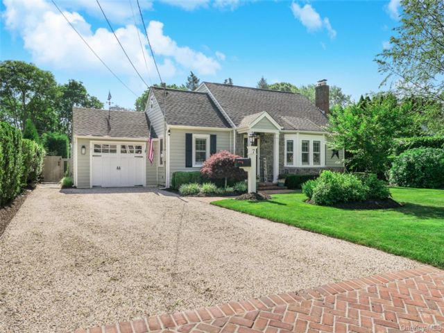 3 BR,  2.00 BTH &nbsp;Cape cod style home in Bellport Village