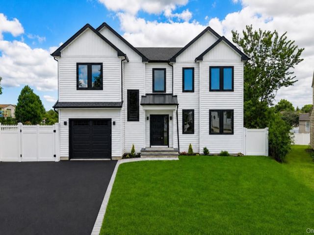  5 BR,  4.00 BTH &nbsp;Colonial style home in Levittown