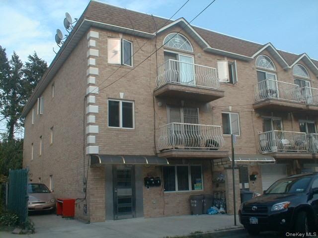  3 BR,  2.00 BTH &nbsp;House style home in Fresh Meadows
