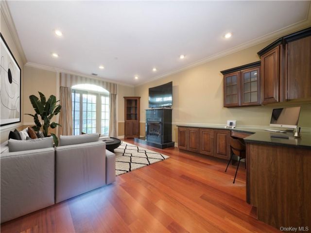  2 BR,  2.00 BTH &nbsp;Mid rise style home in Pelham
