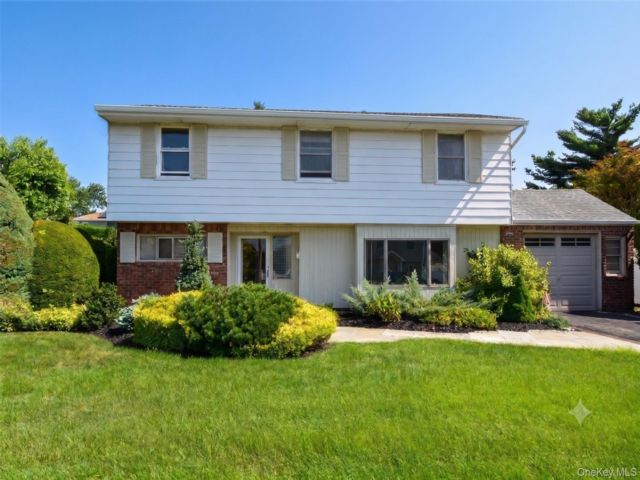  3 BR,  2.00 BTH &nbsp;Split level style home in Massapequa