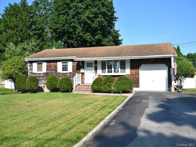  4 BR,  2.00 BTH &nbsp;Ranch style home in East Patchogue